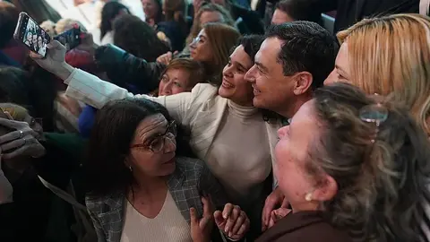 Juanma Moreno ha vuelto a ensalzar el papel de la mujer en Andaluc&iacute;a