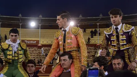 Salida a hombros de V&iacute;ctor Barroso, Francisco Fern&aacute;ndez e Isaac Galv&iacute;n en Sanl&uacute;car de Barrameda