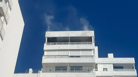 Humo saliendo de la vivienda afectada por las llamas en Virgen del Mar en Rota