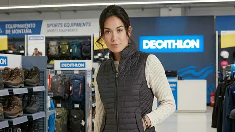 Decathlon tiene dos modelos de chalecos ligeros que vienen fenomenal en los d&iacute;as de entretiempo