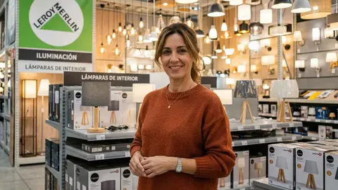 Una mujer en una tienda de Leroy Merlin