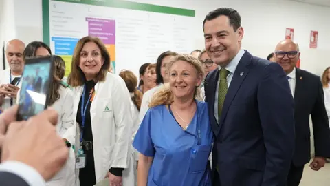 Juanma Moreno se fotograf&iacute;a con profesionales sanitarios durante la  inauguraci&oacute;n de la ampliaci&oacute;n del Hospital de la Axarqu&iacute;a
