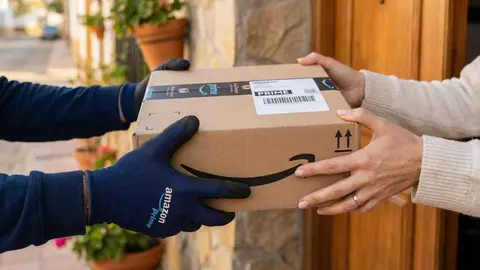 Repartidor de Amazon entregando una compra