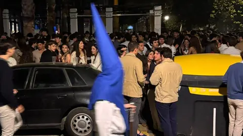 Un botell&oacute; gigantescto estrope&oacute; el paso de la hermandad de la Misi&oacute;n por Pino Montano en Sevilla