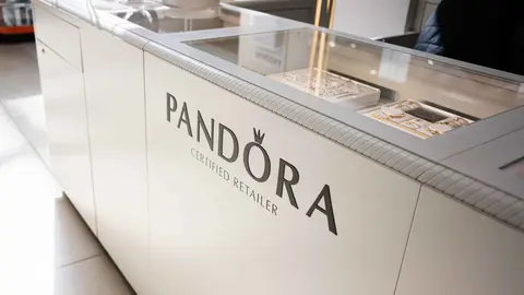 Pandora trata de realzar la elegancia de cualquier joya con esta colecci&oacute;n de sofisticados charms por menos de 40 euros