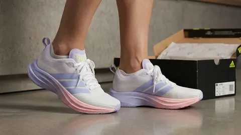 Con millones de espa&ntilde;oles buscando la mejor forma de disfrutar de pasear por las calles de su ciudad, Nike y Adidas lanzan las mejores sneakers para caminar sin dolor