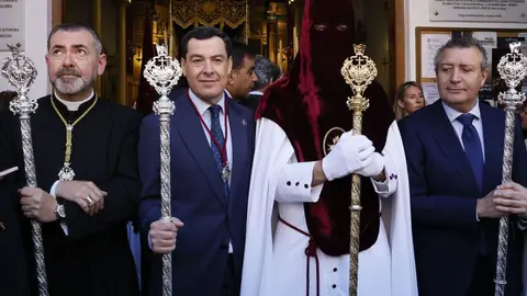 Juanma Moreno, durante su visita a la hermandad del Cerro del &Aacute;guila