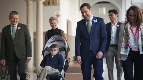 Reuni&oacute;n del Gobierno andaluz conLeo, un ni&ntilde;o de Sevilla que convive con la llamada &ldquo;piel de mariposa&rdquo;