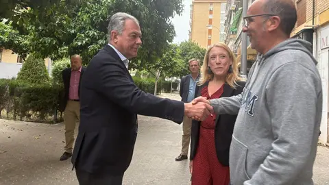 El alcalde de Sevilla, Jos&eacute; Luis Sanz, durante su visita al barrio de La Carrasca en Sevilla