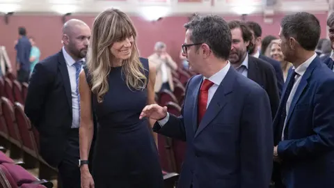 Bego&ntilde;a G&oacute;mez sonriente junto a F&eacute;lix Bola&ntilde;os, ministro de Justicia del Gobierno de Espa&ntilde;a de Pedro S&aacute;nchez