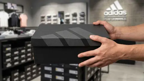 Caja de zapatillas de Adidas