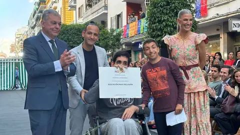 Jos&eacute; Luis Sanz acude al desfile de moda flamenca 'Los Remedios se viste de Feria' | Ayuntamiento de Sevilla