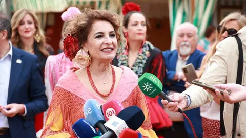 Montero durante su visita a la Feria de Sevilla