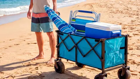 Decathlon se prepara para los d&iacute;as de verano con dos pr&aacute;cticos carritos de playa en los que poder llevar de todo c&oacute;modamente