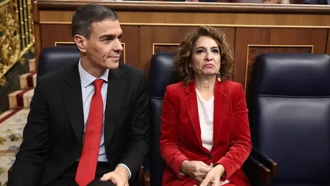 Pedro S&aacute;nchez, presidente del Gobierno de Espa&ntilde;a, y Mar&iacute;a Jes&uacute;s Montero, ministra de Hacienda durante 8 a&ntilde;os, en el hemiciclo