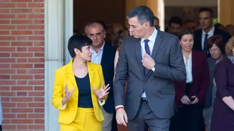 Pedro S&aacute;nchez, junto a la ministra de Vivienda, Isabel Rodr&iacute;guez