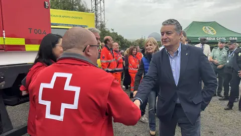 Antonio Sanz saludando a un miembro de Cruz Roja | Cristo Garc&iacute;a
