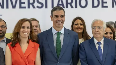 Pedro S&aacute;nchez, junto a la ministra de Sanidad, M&oacute;nica Garc&iacute;a