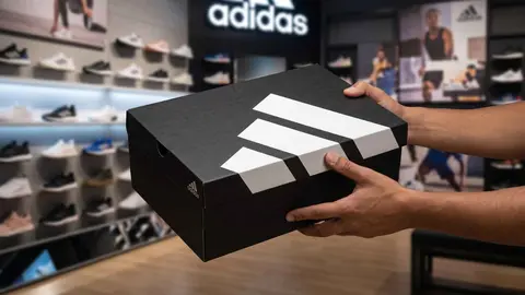 Caja de zapatillas de Adidas