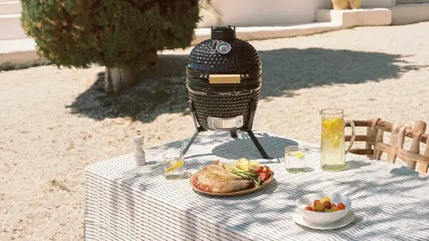La Grill Meister negra ahuma, asa y hornea sin ocupar media terraza en casa
