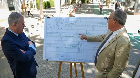 El alcalde de Sevilla supervisa sobre el terreno el proyecto de renovaci&oacute;n de redes de Emasesa en Reina Mercedes.