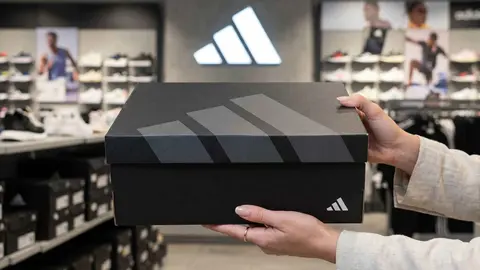 Caja de zapatillas de Adidas
