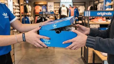 Caja de zapatillas de Adidas