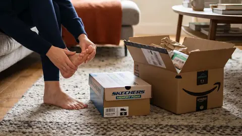 Caja de compra de Amazon y una caja de zapatillas de Skechers