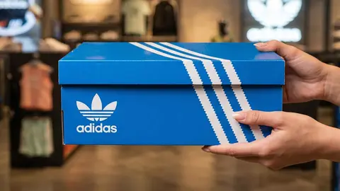 Caja de zapatillas de Adidas