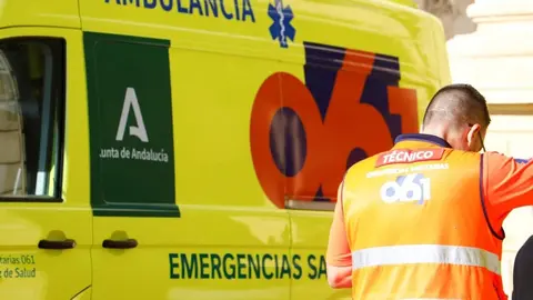 Una ambulancia del 061 se traslad&oacute; hasta el lugar de los hechos