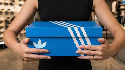 Caja de zapatillas de Adidas