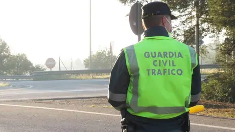 Un guardia civil de tr&aacute;fico, en una imagen de archivo