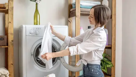 Una mujer lava ropa blanca con el nuevo detergente de Mercadona