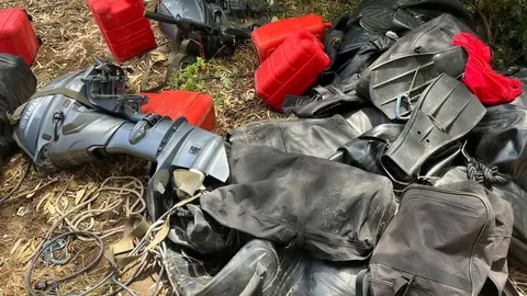 Embarcaciones y trajes secos robados por le narcotráfico a la Armada