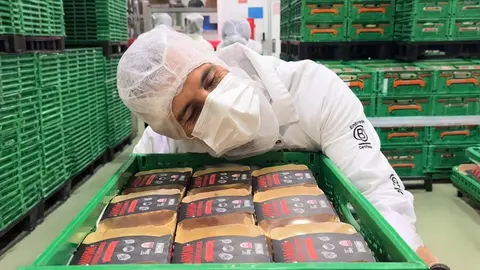 Arturo Carrasco muestra c&oacute;mo se hacen los platos preparados de Mercadona