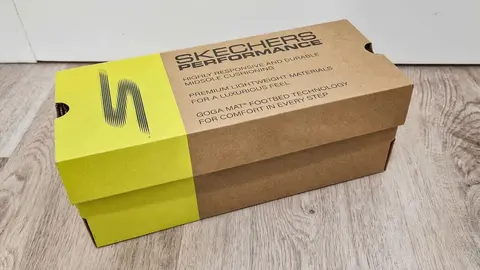 Amazon rebaja las sandalias Skechers azules que sujetan el pie sin renunciar al verano | Foto: El MIRA