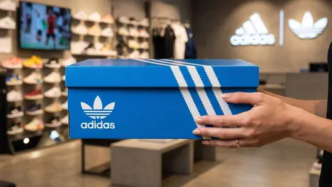 Las nuevas zapatillas metalizadas combinan piel, material sint&eacute;tico y suela de goma resistente