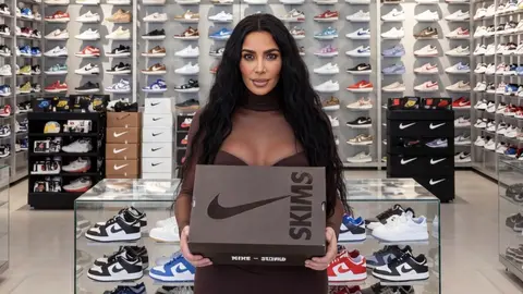 Zapatillas Nike de la colecci&oacute;n SKIMS de Kim Kardashian