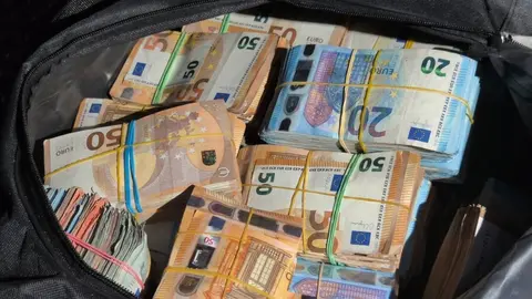 La Guardia Civil interviene m&aacute;s de 800.000 euros en met&aacute;lico durante un control de carretera en C&aacute;diz