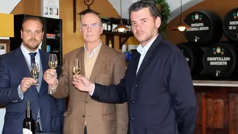 Representantes de Covijerez y Xerez Deportivo rubricando el acuerdo con una copa de vino de la tierra. 
Imagen del club