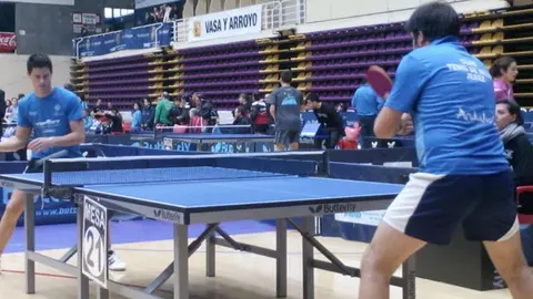 Javier Gal&aacute;n calentando antes de comenzar el partido de octavos ante el granadino &Aacute;lvaro P&eacute;rez (favorito del torneo)