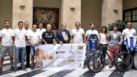 Francisco Camas presidiendo el equipo Sherrypol Mountain Bike en el Ayuntamiento de Jerez. @CiudadJerez