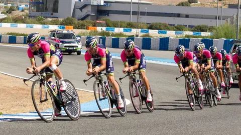 Imagen de un equipo profesional de ciclismo rodando en la pista jerezana con ocasi&oacute;n de la Vuelta Ciclista a Espa&ntilde;a 2014