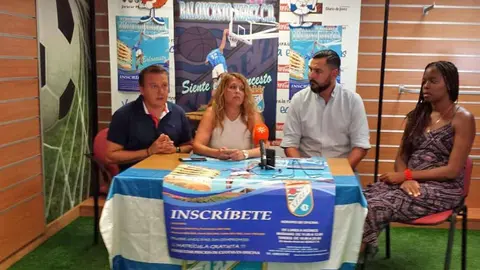 Juan Miguel Becerra, presidente de la&nbsp;Asociaci&oacute;n Deportiva Afici&oacute;n Xerecista, junto a&nbsp;Antonia Beltr&aacute;n, presidenta del nuevo club de Baloncesto AD Jerez FS 2014, y los&nbsp;los encargados de la parcela deportiva&nbsp;Sergio Ramos y Viviana Rovira