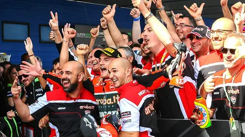 Equipo de Chaz Davies celebran la victoria de su campe&oacute;n | Christian Cantizano