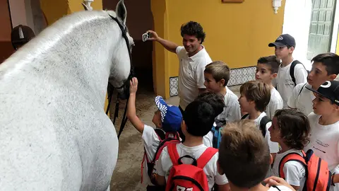 Ni&ntilde;os en la Real Escuela