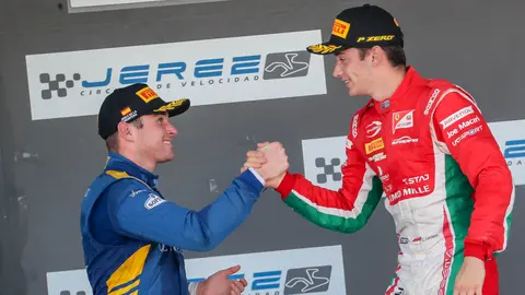 Charles LECLERC da la mano a Oliver ROWLAND