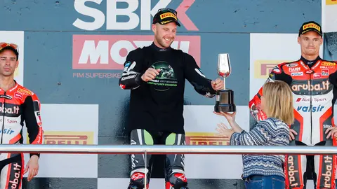 La alcaldesa de Jerez hace entrega de los trofeos a Rea, Melandri y Davies