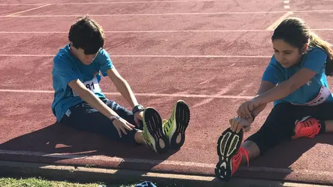 Virginia Partal estirando junto a su compa&ntilde;ero Miguel &Aacute;ngel Gallardo