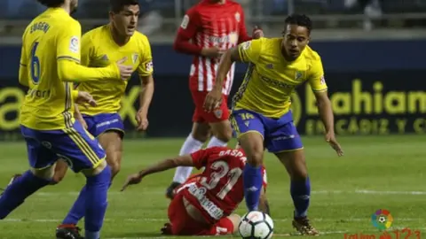 Lucas logra arrebatarle un bal&oacute;n a Gaspar.